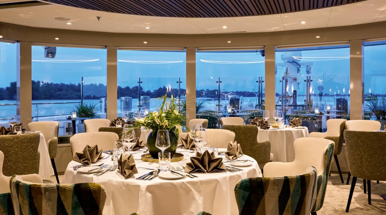 Lueftner Cruises_AMADEUS Nova_Panorama-Bar_Lounge_evening