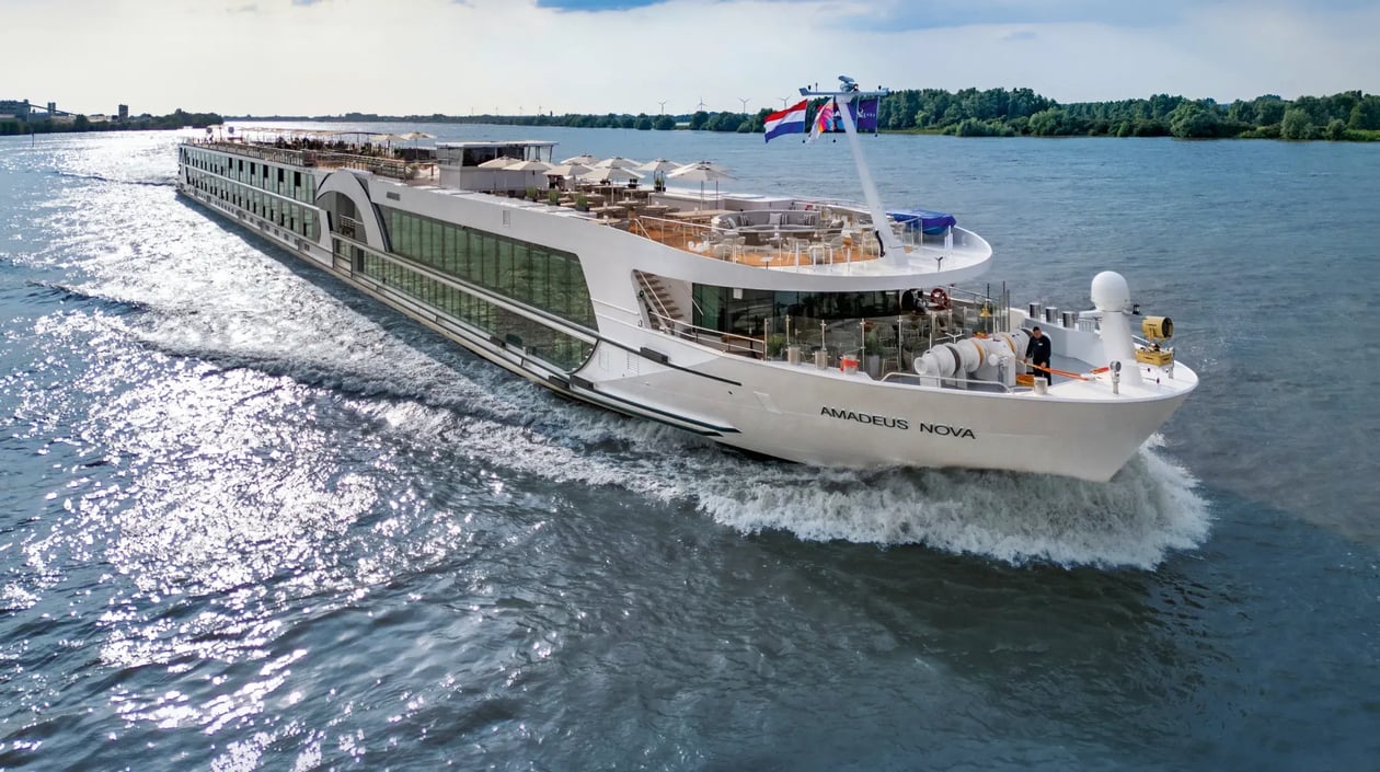 Lueftner Cruises_AMADEUS Nova_exterior_cruising 02