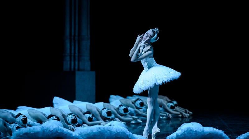 Ballet Het Zwanenmeer in Opera_national de Paris © Julien Benhamou