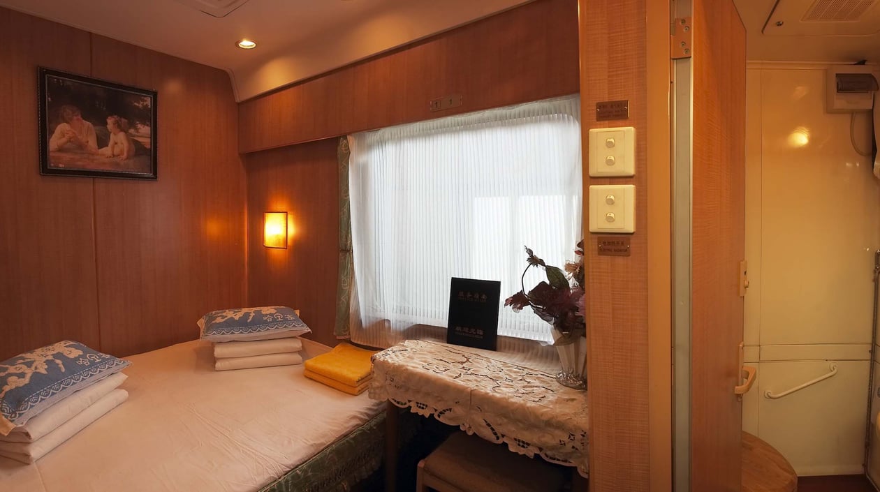 Shangri-La Express Golden Eagle Diamond Cabin 2 (1)