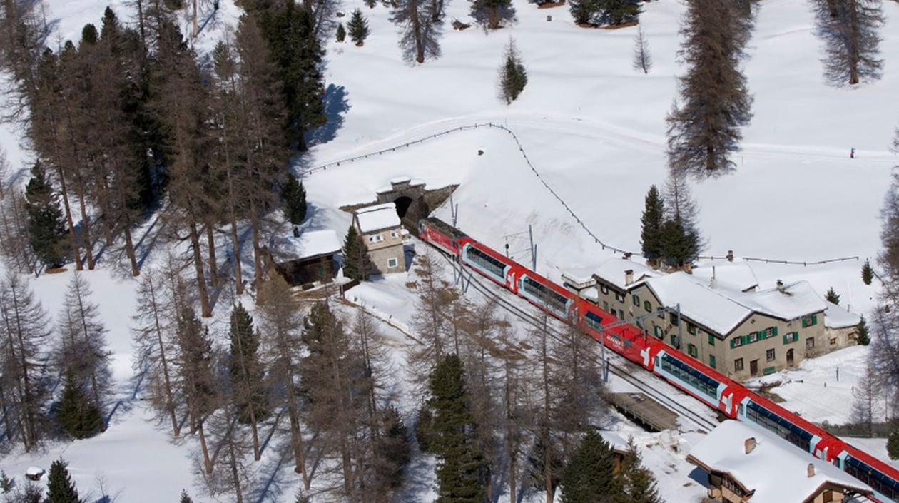 Glacier Express vor der Einfahrt in den Albulatunnel