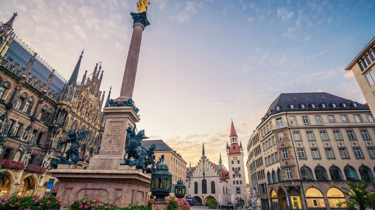 München, shutterstock_2467655023