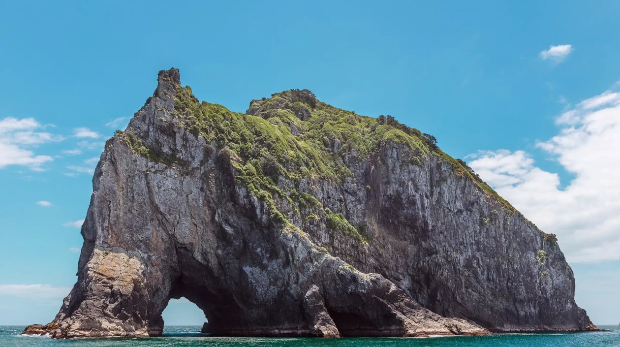 shutterstock_243314632 - Hole in the Rock, Bay of Islands