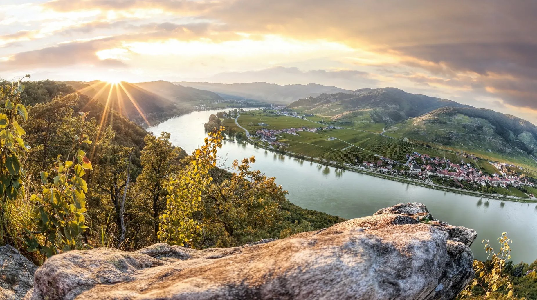 shutterstock Durnstein_2042001470