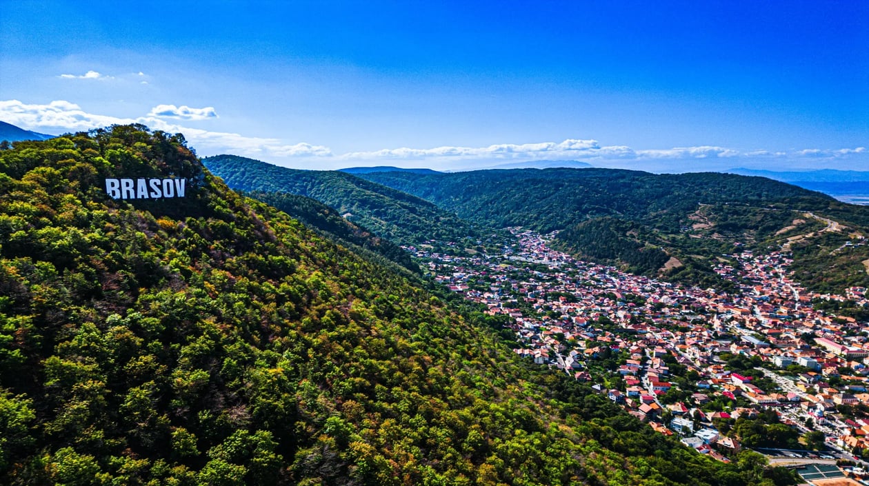 Brasov, heuvels, shutterstock_2515519097