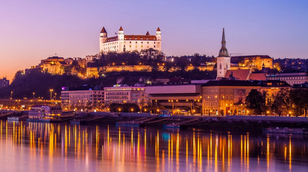 shutterstock_570948382 Bratislava castle (2)