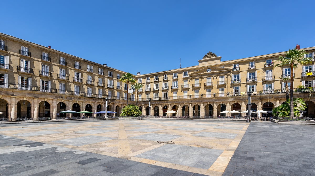 shutterstock_1441282850 Bilbao Plaza Nueva