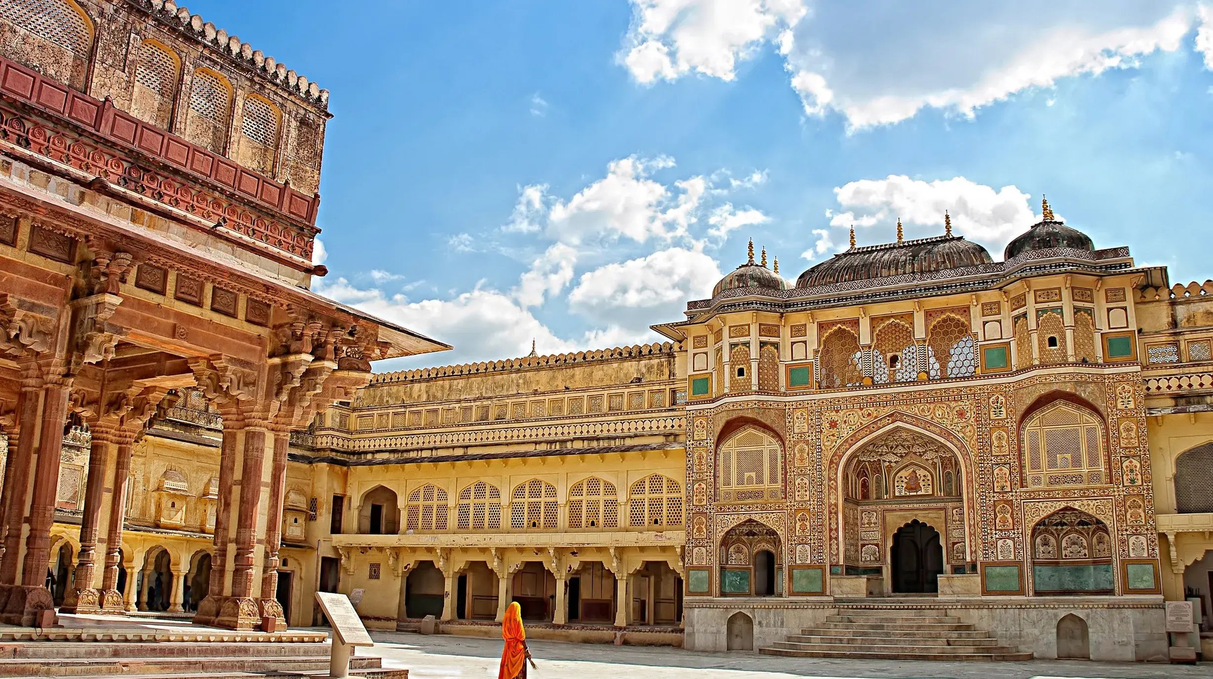 Algemeen shutterstock_185562914 CG16 Detail of decorated gateway. Amber fort. Jaipur, Rajasthan, India